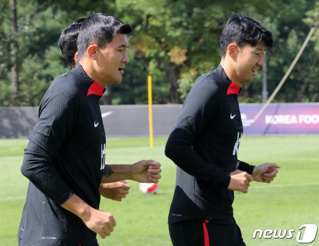 대한민국 축구대표팀 손흥민과 김민재가 25일 오전 경기 파주 국가대표 트레이닝센터(NFC)에서 훈련을 하고있다. 대한민국 축구대표팀은 27일 서울월드컵경기장에서 카메룬을 상대로 평가전을 치룬다. 2022.9.25/DBC뉴스