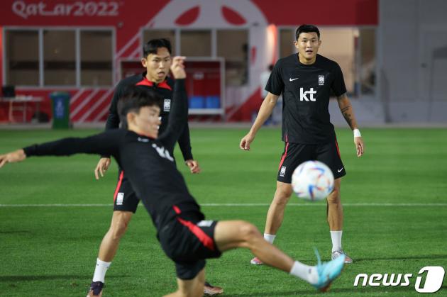 파울루 벤투 감독이 이끄는 대한민국 축구대표팀의 김민재, 정우영, 황인번이 22일 오후(현지시간) 카타르 도하 알에글라 트레이닝센터에서 훈련을 하고 있다. 2022.11.22/DBC뉴스