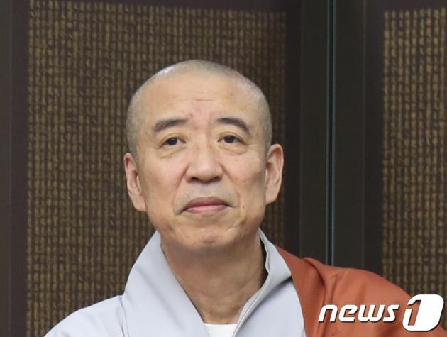 해인사 주지 현응 스님, 성추문으로 절에서 쫓겨났다 해인사 주지 현응 스님, 성추문으로 절에서 쫓겨났다