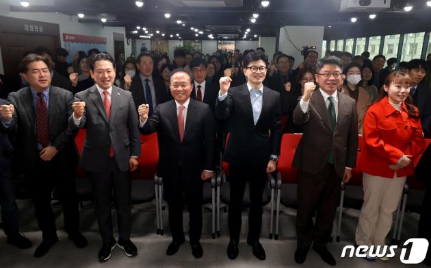 한동훈 국민의힘 비상대책위원장과 윤재옥 원내대표, 유의동 정책위의장을 비롯한 비대위원들이 5일 오전 서울 여의도 국민의힘 중앙당사에서 열린 2024 사무처당직자 시무식에 참석해 총선 승리를 다짐하며 파이팅을 외치고 있다. (공동취재) 2024.1.5/뉴스1 ⓒ News1 구윤성 기자