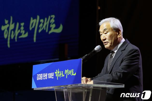 이재오 민주화운동기념사업회 이사장이 6일 경기 고양시 킨텍스에서 열린 김대중 탄생 100주년 기념식 '하나로 미래로'에서 이명박 전 대통령의 축사를 대독하고 있다. 2024.1.6/뉴스1 ⓒ News1 이승배 기자