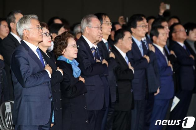 문재인 전 대통령이 6일 경기 고양시 킨텍스에서 열린 김대중 탄생 100주년 기념식 '하나로 미래로'에서 참석자들과 함께 국민의례하고 있다. 2024.1.6/뉴스1 ⓒ News1 이승배 기자