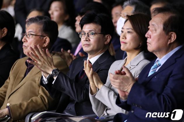 한동훈 국민의힘 비상대책위원장과 고민정 더불어민주당 의원이 6일 경기 고양시 킨텍스에서 열린 김대중 탄생 100주년 기념식 '하나로 미래로'에서 박수치고 있다. 2024.1.6/뉴스1 ⓒ News1 이승배 기자