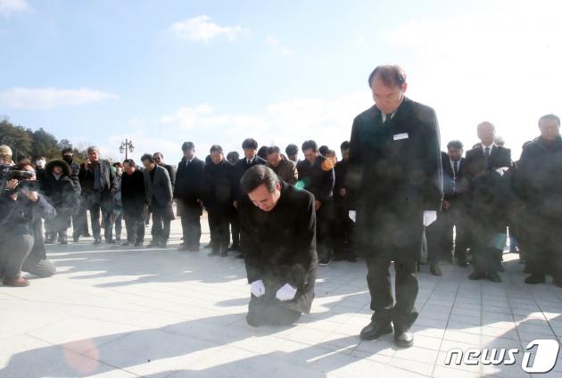 이낙연 전 더불어민주당 대표가 7일 광주 북구 국립5·18민주묘지에서 헌화, 분향한후 무릎꿇고 묵념하고 있다.2024.1.7./뉴스1 ⓒ News1 김태성 기자