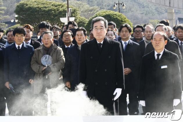 이낙연 전 더불어민주당 대표가 7일 광주 북구 국립5·18민주묘지를 방문해 참배하고 있다.2024.1.7./뉴스1 ⓒ News1 김태성 기자