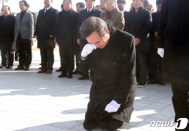 이낙연 전 더불어민주당 대표가 7일 광주 북구 국립5·18민주묘지에서 무릎꿇고 묵념하며 눈물을 흘리고 있다.2024.1.7./뉴스1 ⓒ News1 김태성 기자