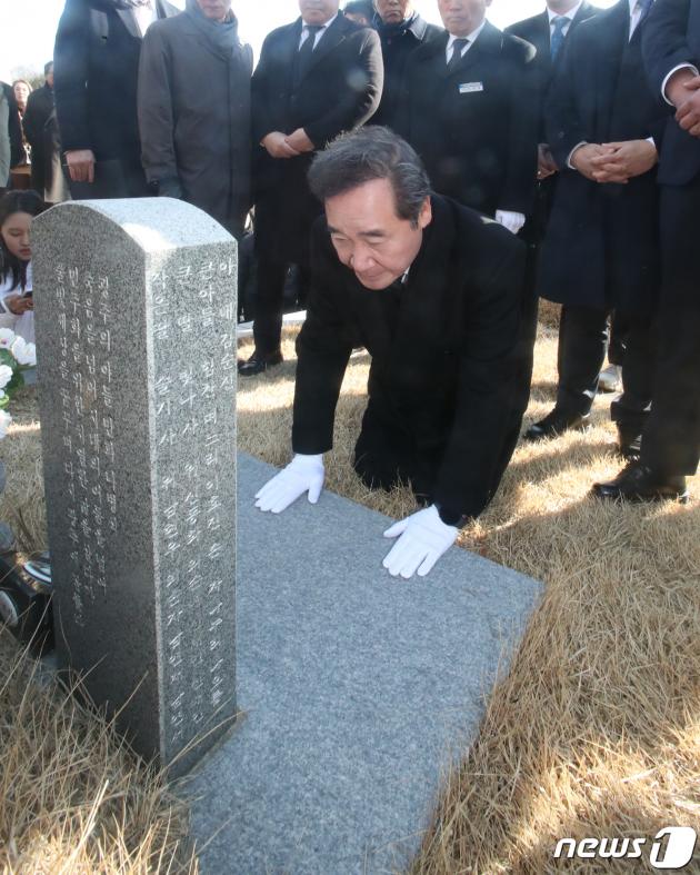 이낙연 전 더불어민주당 대표가 7일 광주 북구 국립5·18민주묘지 방문해 나병식 전 민주화운동기념사업회 상임이사 묘소에 참배하고 있다. 2024.1.7/뉴스1 ⓒ News1 김태성 기자