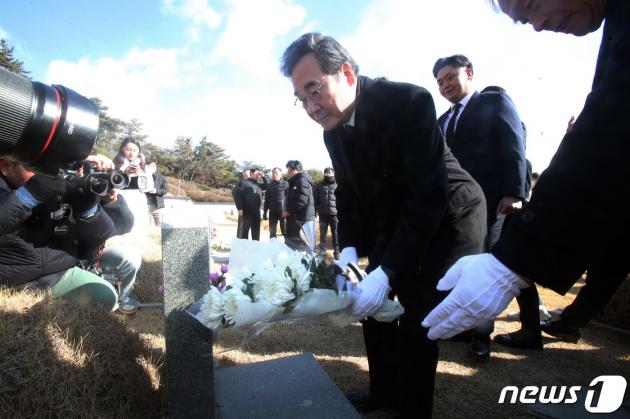 이낙연 전 더불어민주당 대표가 7일 광주 북구 국립5·18민주묘지에서 헌화분향 참배한 후 무명열사묘앞에서 헌화하고 있다.2024.1.7./뉴스1 ⓒ News1 김태성 기자