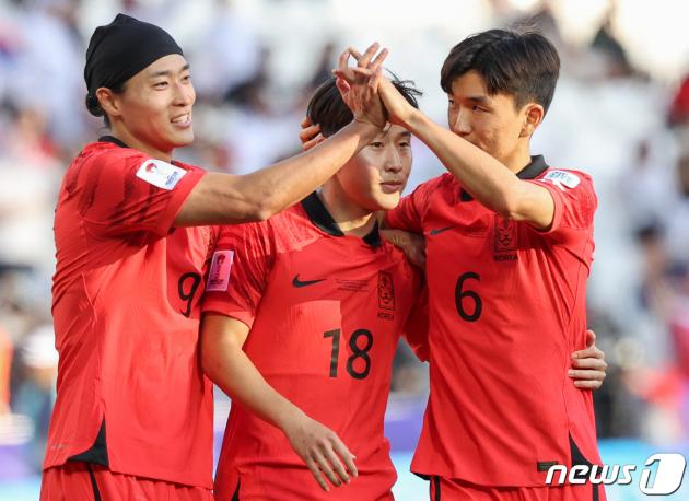 대한민국 축구대표팀 이강인이 15일(현지시간) 카타르 도하 자심 빈 하마드 스타디움에서 열린 2023 아시아축구연맹(AFC) 카타르 아시안컵 조별리그 E조 대한민국과 바레인의 경기에서 팀의 세 번째 골을 넣은 후 동료 선수들과 기뻐하고 있다. 2024.1.15/뉴스1 ⓒ News1 김성진 기자