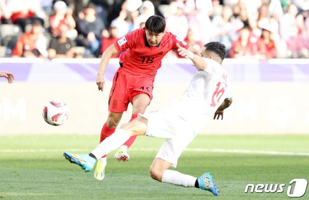 대한민국 축구대표팀 이강인이 15일(현지시간) 카타르 도하 자심 빈 하마드 스타디움에서 열린 2023 아시아축구연맹(AFC) 카타르 아시안컵 조별리그 E조 대한민국과 바레인의 경기에서 팀의 세 번째 골을 넣고 있다. 2024.1.15/뉴스1 ⓒ News1 김성진 기자