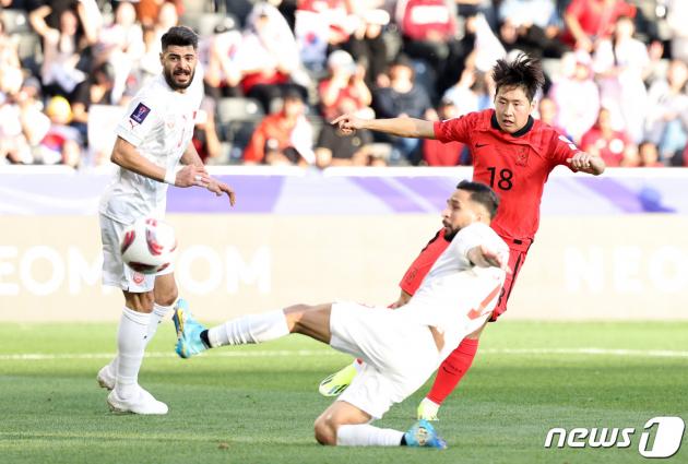 대한민국 축구대표팀 이강인이 15일(현지시간) 카타르 도하 자심 빈 하마드 스타디움에서 열린 2023 아시아축구연맹(AFC) 카타르 아시안컵 조별리그 E조 대한민국과 바레인의 경기에서 팀의 세 번째 골을 넣고 있다. 2024.1.15/뉴스1 ⓒ News1 김성진 기자