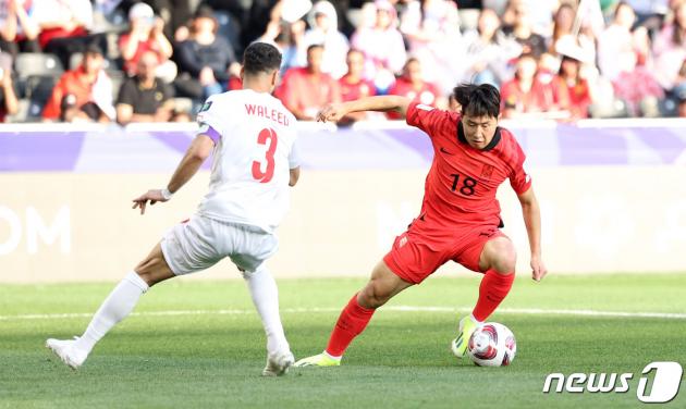 대한민국 축구대표팀 이강인이 15일(현지시간) 카타르 도하 자심 빈 하마드 스타디움에서 열린 2023 아시아축구연맹(AFC) 카타르 아시안컵 조별리그 E조 대한민국과 바레인의 경기에서 돌파하고 있다. 2024.1.15/뉴스1 ⓒ News1 김성진 기자