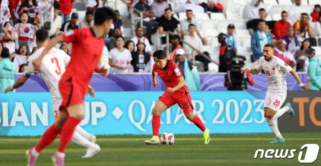 대한민국 축구대표팀 이강인이 15일(현지시간) 카타르 도하 자심 빈 하마드 스타디움에서 열린 2023 아시아축구연맹(AFC) 카타르 아시안컵 조별리그 E조 대한민국과 바레인의 경기에서 돌파하고 있다. 2024.1.15/뉴스1 ⓒ News1 김성진 기자