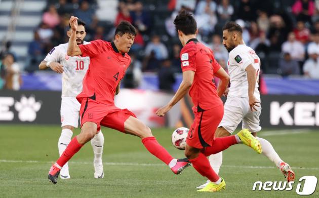 대한민국 축구대표팀 김민재가 15일(현지시간) 카타르 도하 자심 빈 하마드 스타디움에서 열린 2023 아시아축구연맹(AFC) 카타르 아시안컵 조별리그 E조 대한민국과 바레인의 경기에서 수비하고 있다. 2024.1.15/뉴스1 ⓒ News1 김성진 기자