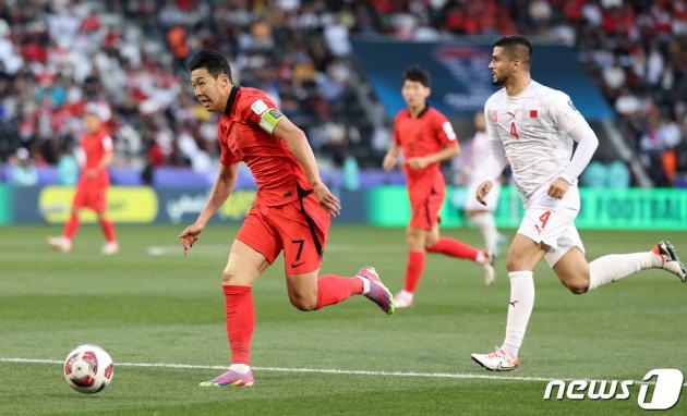 대한민국 축구대표팀 손흥민이 15일(현지시간) 카타르 도하 자심 빈 하마드 스타디움에서 열린 2023 아시아축구연맹(AFC) 카타르 아시안컵 조별리그 E조 대한민국과 바레인의 경기에서 돌파하고 있다. 2024.1.15/뉴스1 ⓒ News1 김성진 기자